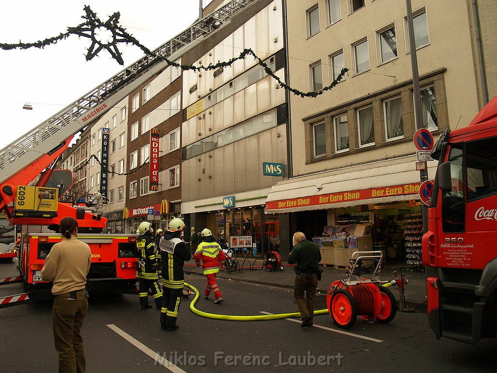 Feuer Koeln Muelheim Frankfurterstr Wiener Platz P56.JPG